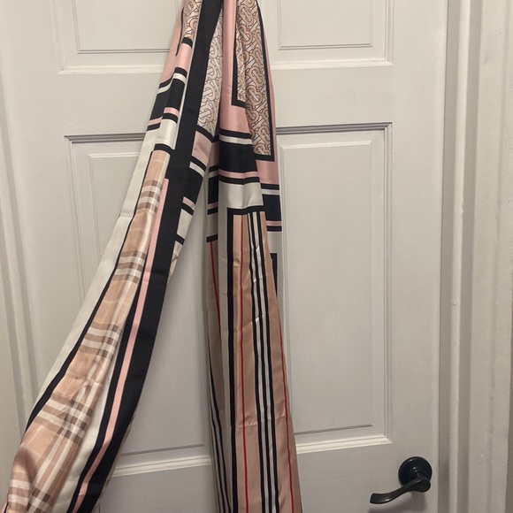 Burberry wide long scarf limited edition - Picture 6 of 8